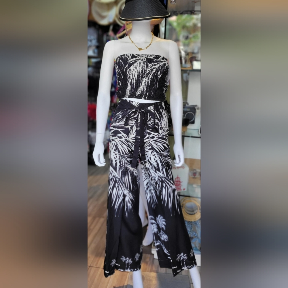 Black and White Leaf Print 2-Piece Outfit!